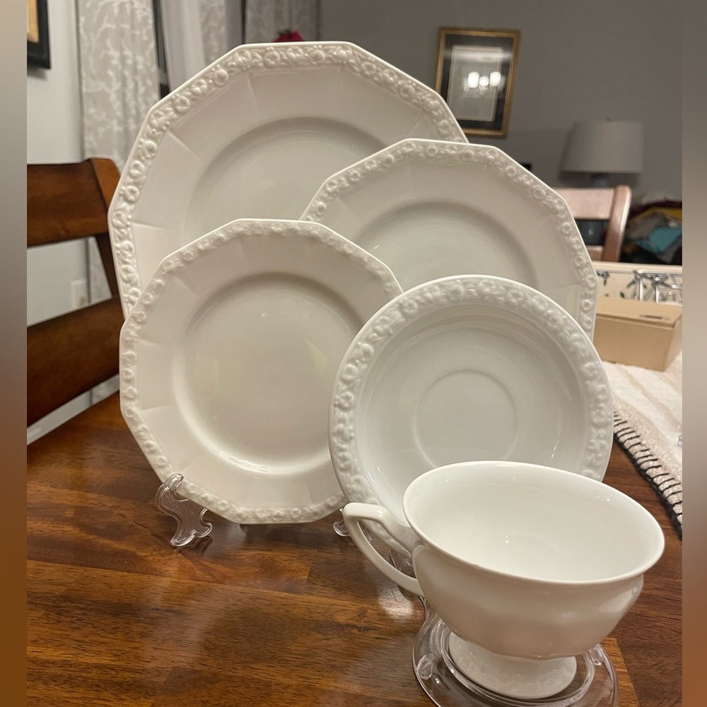 NEW Rosenthal China 5 piece dinner place setting.